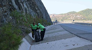Marmaris'te yoldan geçenlerin attığı çöpler temizlendi