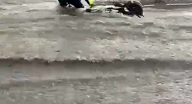 Motosikletli göle dönen caddede böyle sürüklendi