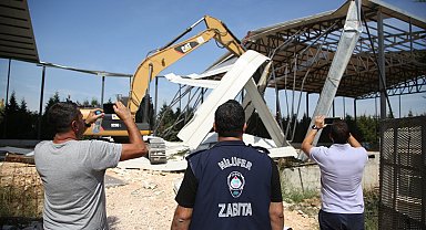 Nilüfer'de iki kaçak yapı daha yıkıldı