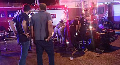 Oksijen yüklü tıra çarpan otomobil hurdaya döndü: 2 yaralı