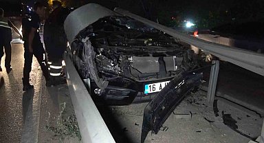 Orta refüje çarptı, otomobili bırakıp kaçtı