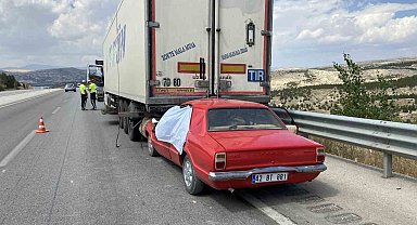Otomobil tıra arkadan çarptı: 1 ölü, 1 yaralı