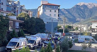 Otomobille çarpışan okul servisi apartman bahçesine uçtu: 14 yaralı