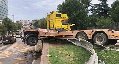 Pendik'te kaza yapan tır bariyerde asılı kaldı