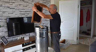 Petekleri süzmek için 'balsavar' yaptı