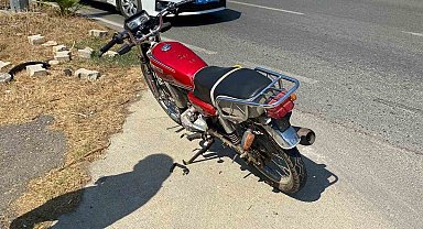 Plakasız motosiklet otomobile çarptı: 2 yaralı