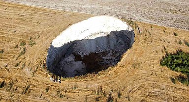 Rüyasında gördü, evinin yakınında obruk oluştu