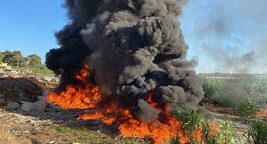 Sanayi atıkları alev alev yandı, gökyüzünü duman kapladı