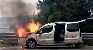 Seyir halindeki hafif ticari araç alev aldı