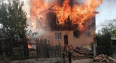 Sinop'ta 2 katlı ev alev topuna döndü