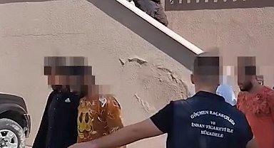 Şüphe üzerine durdurulan araçlardan 22 düzensiz göçmen yakalandı