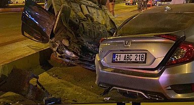 Sürücüsünün kontrolünde çıkan otomobil yan şeritteki otomobile çarptı