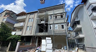 Tadilat halindeki binada bulunan izolasyon malzemeleri yandı