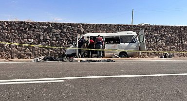 Tarım işçilerini taşıyan minibüs devrildi: 3 ölü, 17 yaralı