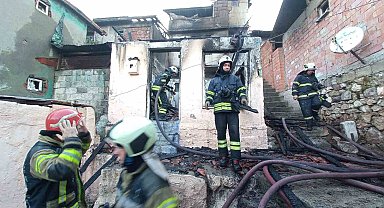 Kocaeli'de Tek Katlı Bina Yandı