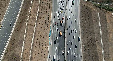 TEM Otoyolu'nda kaza yapan kamyondan düşen cam damacanalar trafiği kilitledi