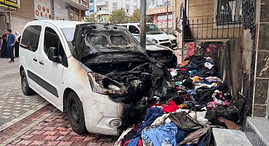 Yaşlı kadının sokakta sattığı kıyafetleri yaktı, sıçrayan alevler 2 aracı küle çevirdi