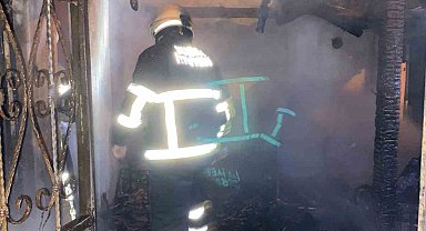 Yıldırım düşen ev küle döndü