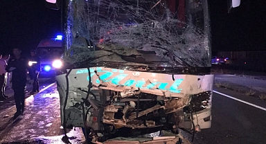 Yolcu otobüsü otomobile çarptı: 2 ölü, 20 yaralı