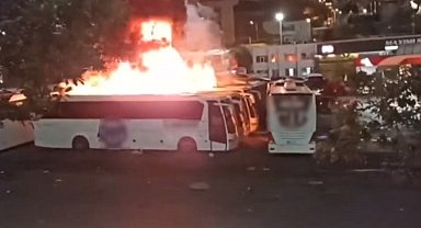 15 Temmuz Demokrasi Otogarı'nda park halindeki otobüs alev alev yandı