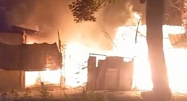 Ahşap ev alev alev yandı