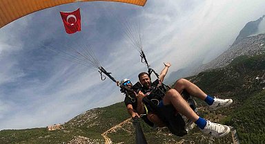 Alanya'da gaziler Cumhuriyet'in 100. yılına özel yamaç paraşütü uçuşu gerçekleştirdi