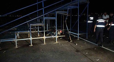 Antalya'da motosiklet demir yığınlarına çarptı: 2 ağır yaralı