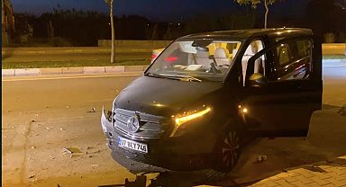 Arıza yapan park halindeki otomobile VİP aracı çarptı. 1 yaralı