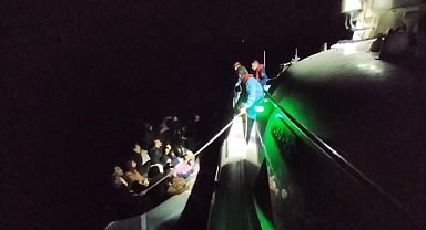 Ayvacık açıklarında motor arızası nedeniyle sürüklenen lastik bottaki 24 kaçak göçmen kurtarıldı