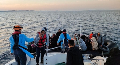 Ayvalık’ta Botlarının Motoru Arızalanan 45 Düzensiz Göçmen Kurtarıldı   