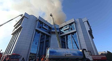 Belediye binasının çatısında yangın