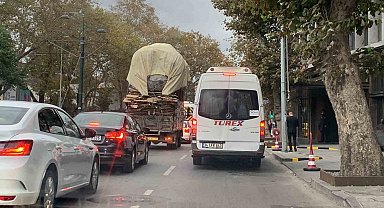 Beşiktaş'ta aşırı yüklü kamyon tehlike saçtı 