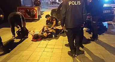 Bıçaklanan 3 kişi yaralı halde otomobile binip kaçtı