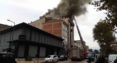 Bursa'da 5 katlı mobilya imalathanesinde yangın