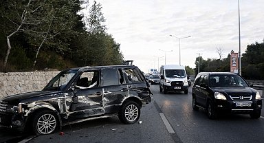 Bursa'da hızla ilerleyen otomobil önündeki araca çarptı