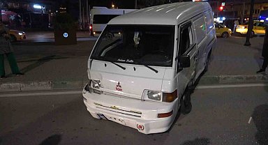 Bursa'da minibüs önce taksiye ardından yayalara çaptı: 4 yaralı
