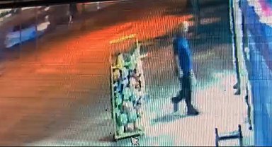 Caddenin karşısına geçmek isteyen kadına otomobil çarptı, kaza kameraya yansıdı