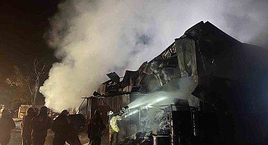 Çatalca'da kömür jeli üretimi yapan fabrika alev alev yandı