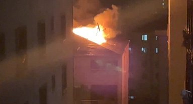 Çekmeköy'de 4 katlı binanın çatı katı alev alev yandı