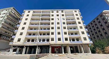 Diyarbakır'da ağır hasarlı binada tahta parçaları için canlarını hiçe saydılar