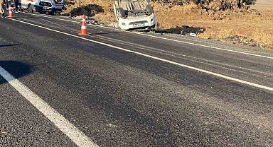 Diyarbakır'da kontrolden hafif ticari araç takla attı: 3 ölü, 2 yaralı