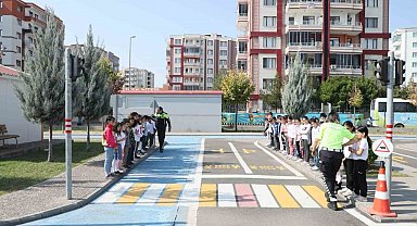 Diyarbakır'da minik öğrencilere uygulamalı trafik eğitimi verildi