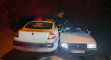 Dur ihtarına uymayan alkollü sürücü polis aracına çarptı