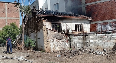 Edremit'te Çatı Yangını Söndürüldü, Karşı Evin Bahçesinde De Yangın Çıktı   