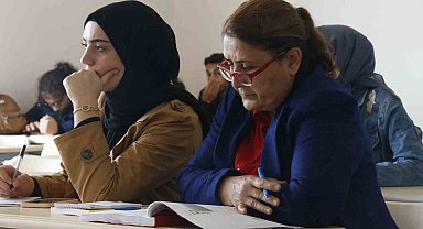 Ev hanımlığı yapmaktan sıkıldı, 60 yaşında çift ana dal ile üniversite okuyor