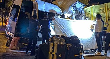 İsveç ve Alman uyruklu turistleri taşıyan minibüs, duran kamyona çarptı: 1 ölü, 10 yaralı