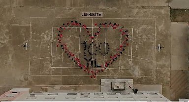 İzmir'de Cumhuriyet sevgisini yaptıkları koreografi ile anlattılar