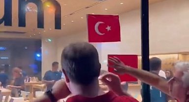 Kadıköy'de Apple mağazası Türk bayrağı asmayınca vatandaşlar astı