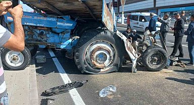Kamyonet traktör römorkuna çarptı: 2 yaralı