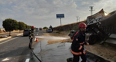 Kaza yapan tırda sıkışan sürücüyü, itfaiye ekipleri kurtardı